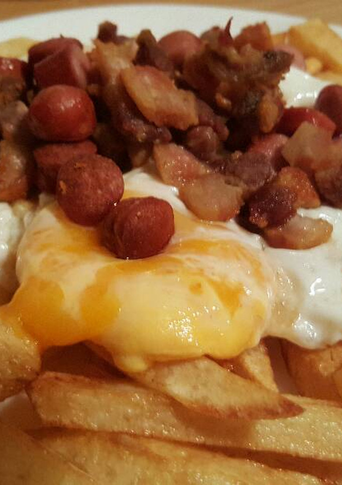 Una foto de Huevos rotos con panceta
