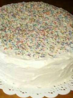Una foto de Torta de cumpleaños clásica y sencilla!