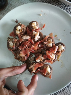Una foto de Portobellos con gambas y jamón