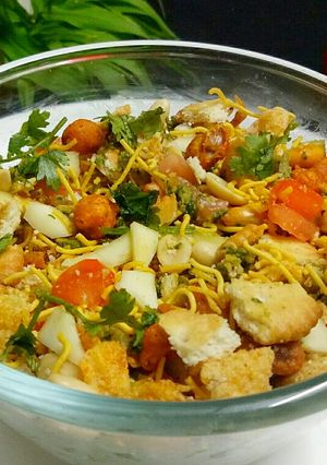 A picture of Crunchy Biscuit Bhel.