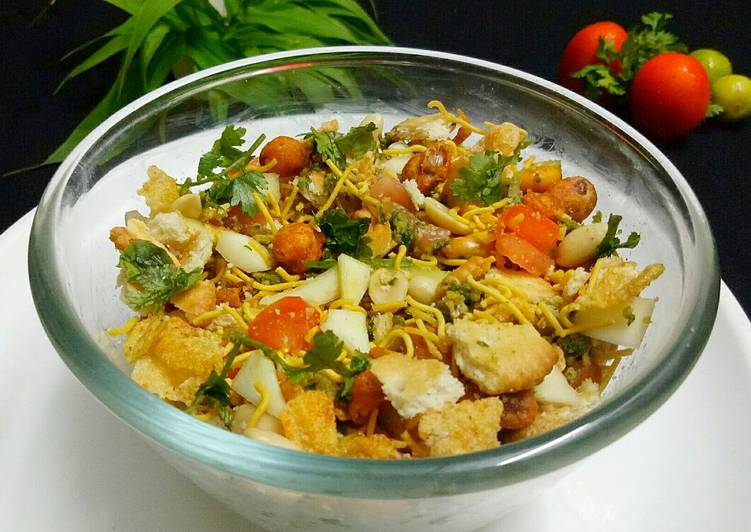 Recipe of Super Quick Homemade Crunchy Biscuit Bhel