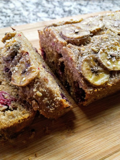 Una foto de Budín integral de frutos rojos y banana