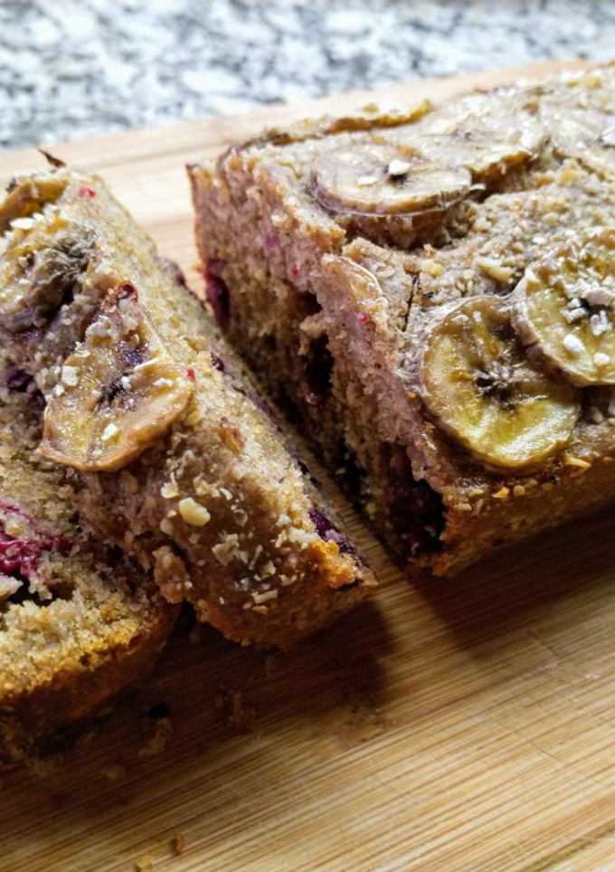Una foto de Budín integral de frutos rojos y banana