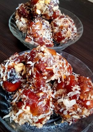 ખજૂર નારિયેળ ના લાડવા (Khajoor Coconut Ladva Recipe In Gujarati) રેસીપી મુખ્ય ફોટો