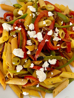 Una foto de Pasta con pimientos, aceitunas y queso feta al aroma de curry