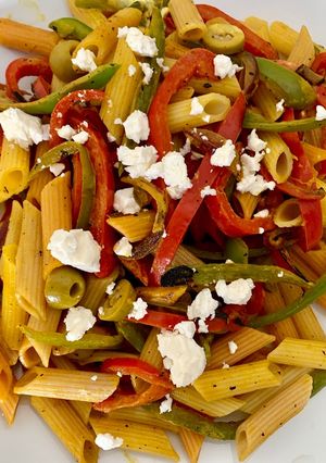 Una foto de Pasta con pimientos, aceitunas y queso feta al aroma de curry