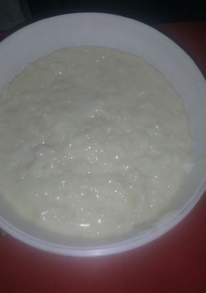 Una foto de Un postre de arroz con leche y harina. 😁😋🍨