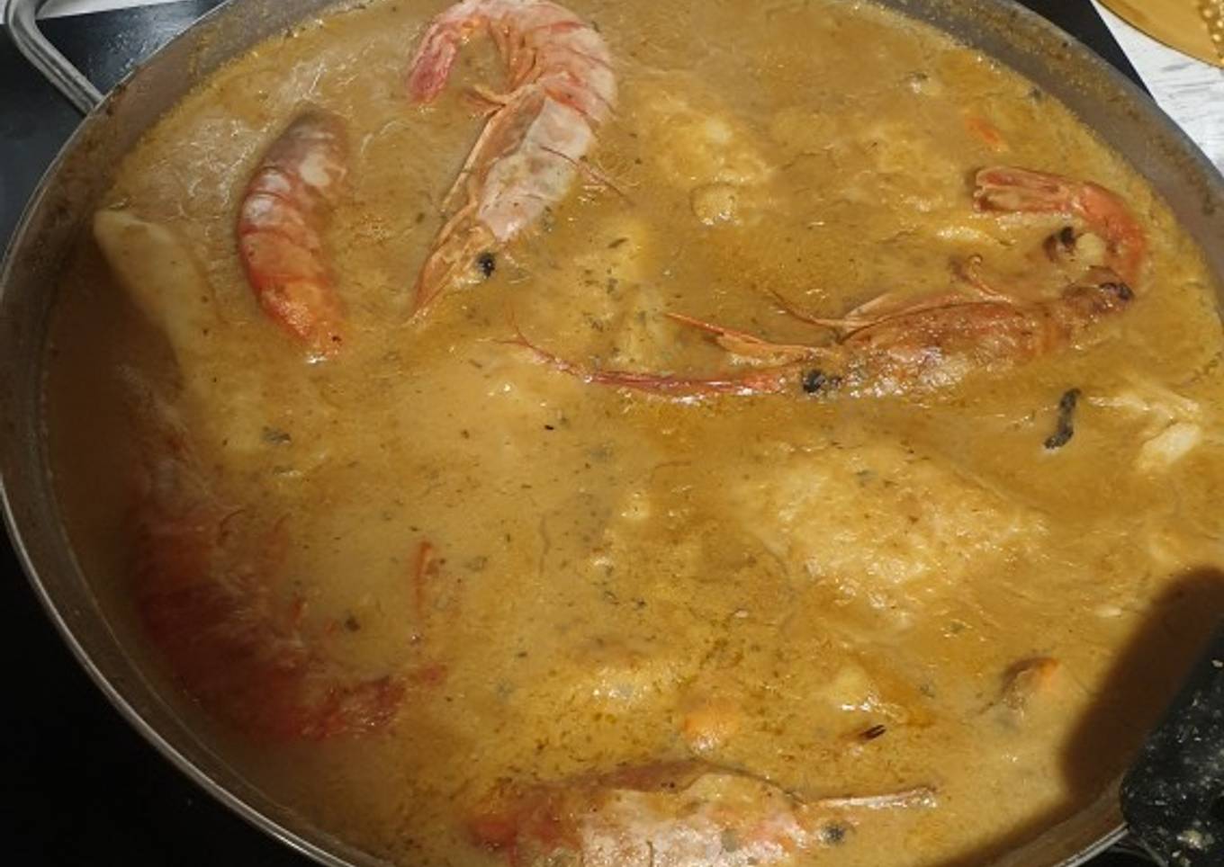 Merluza en salsa de oricios y vieiras. Con Mambo