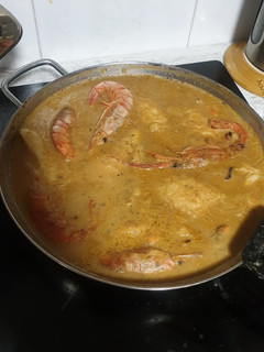 Una foto de Merluza en salsa de oricios y vieiras. Con Mambo