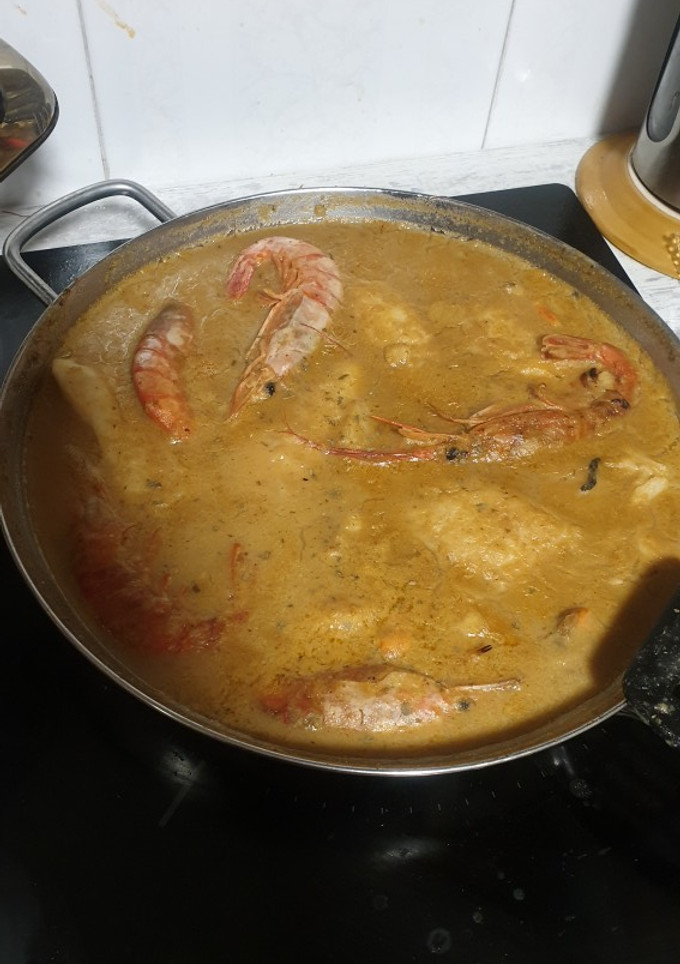 Una foto de Merluza en salsa de oricios y vieiras. Con Mambo