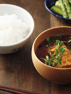 東販小食堂:日式家常菜 炸豆腐紅味噌湯 的食譜成品照片