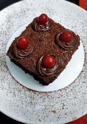 ডেকাডেন্ট চকলেট কেক (Decadent chocolate cake recipe in Bengali) রেসিপির প্রধান ছবি