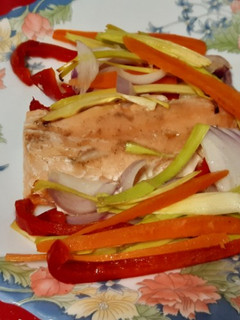 Una foto de Salmón y verduras en papillote en airfryer