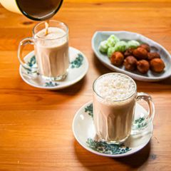 A picture of Teh Tarik (pulled tea) (Brunei).