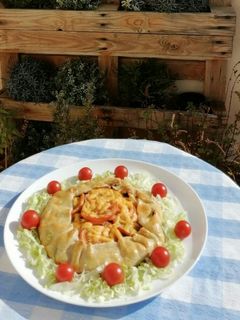 Una foto de Galette de brócoli, espinacas, tomate y queso
