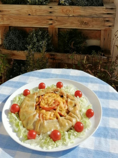 Una foto de Galette de brócoli, espinacas, tomate y queso