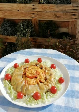 Una foto de Galette de brócoli, espinacas, tomate y queso