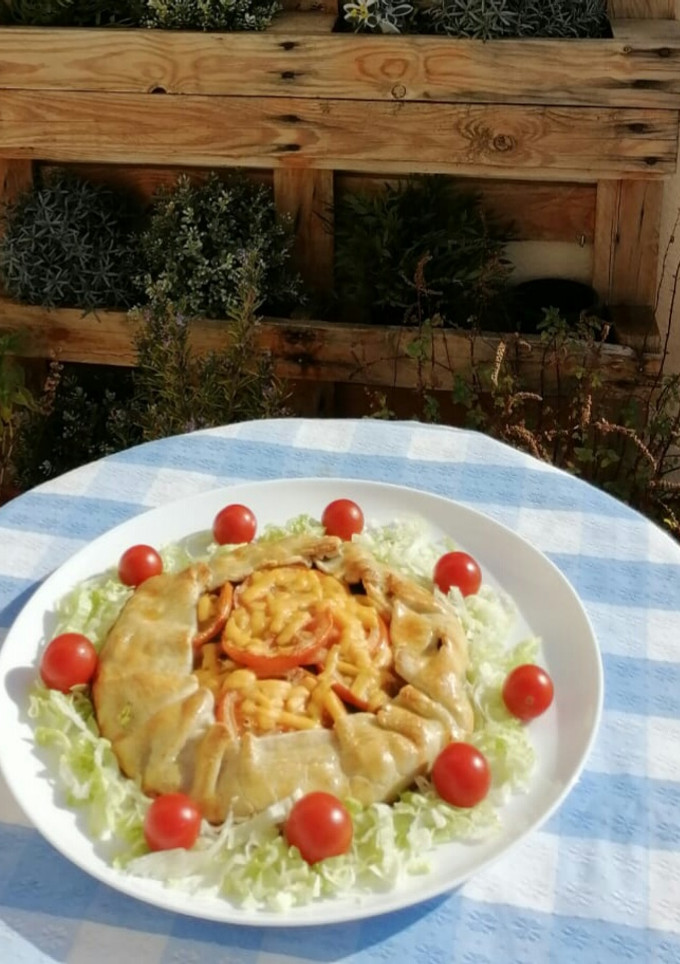 Una foto de Galette de brócoli, espinacas, tomate y queso