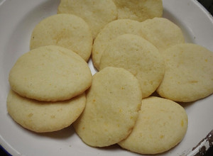Una foto de Galletitas de naranja y coco😋😋