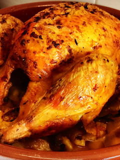 Una foto de Pollo de corral al horno con hierbas aromáticas y achiote
