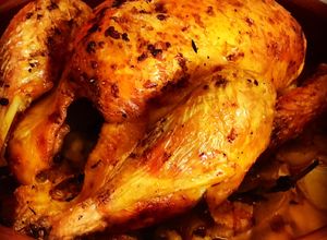 Foto principal de Pollo de corral al horno con hierbas aromáticas y achiote