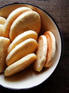 Una foto de Riquísimas galletas dulces con harina de arroz y maicena rellenas con limón (SIN GLUTEN NI LACTOSA)