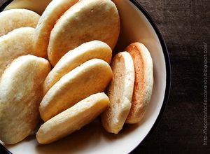 Una foto de Riquísimas galletas dulces con harina de arroz y maicena rellenas con limón (SIN GLUTEN NI LACTOSA)