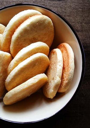 Una foto de Riquísimas galletas dulces con harina de arroz y maicena rellenas con limón (SIN GLUTEN NI LACTOSA)