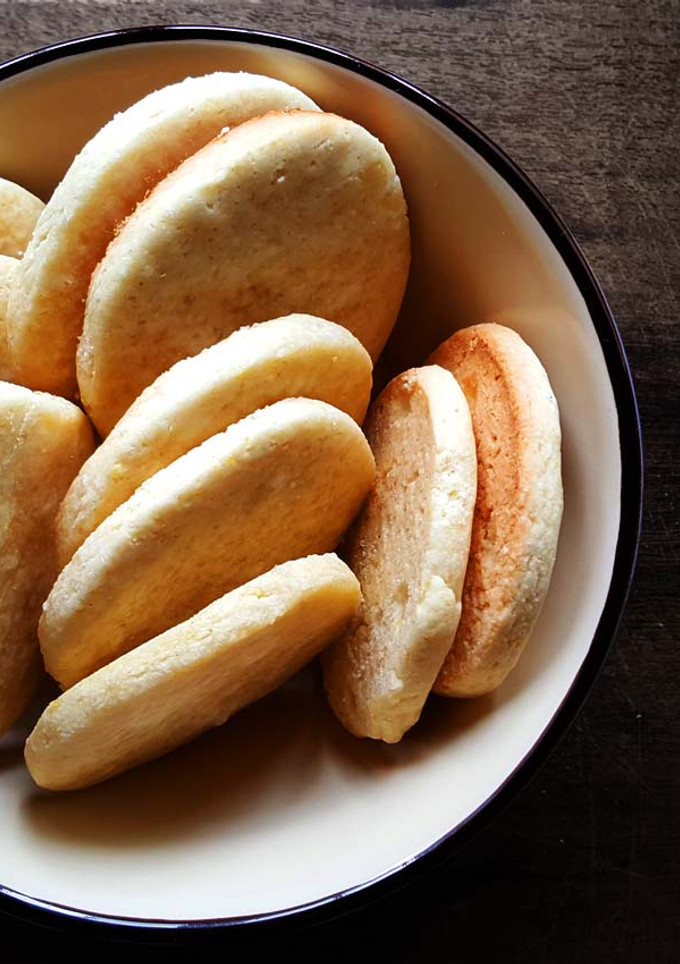 Una foto de Riquísimas galletas dulces con harina de arroz y maicena rellenas con limón (SIN GLUTEN NI LACTOSA)
