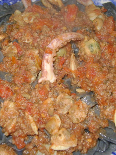 Una foto de Fideos caseros negros con salsa de mare para Pascua !!!!