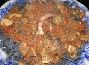 Una foto de Fideos caseros negros con salsa de mare para Pascua !!!!