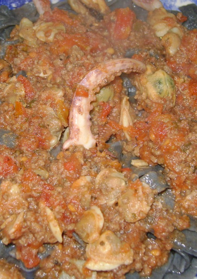 Una foto de Fideos caseros negros con salsa de mare para Pascua !!!!