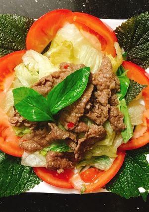 Hình của món Salad xà lách trộn thịt bò.