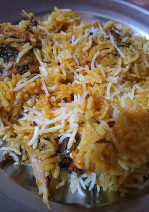 A picture of Kache chicken ki biryani.