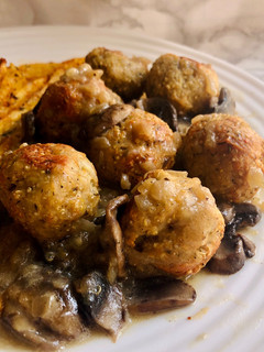 Una foto de Albóndigas de pavo y quinoa con salsa de champiñones