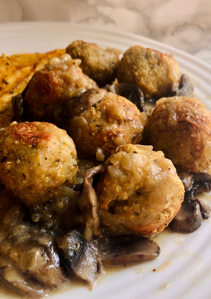 Una foto de Albóndigas de pavo y quinoa con salsa de champiñones