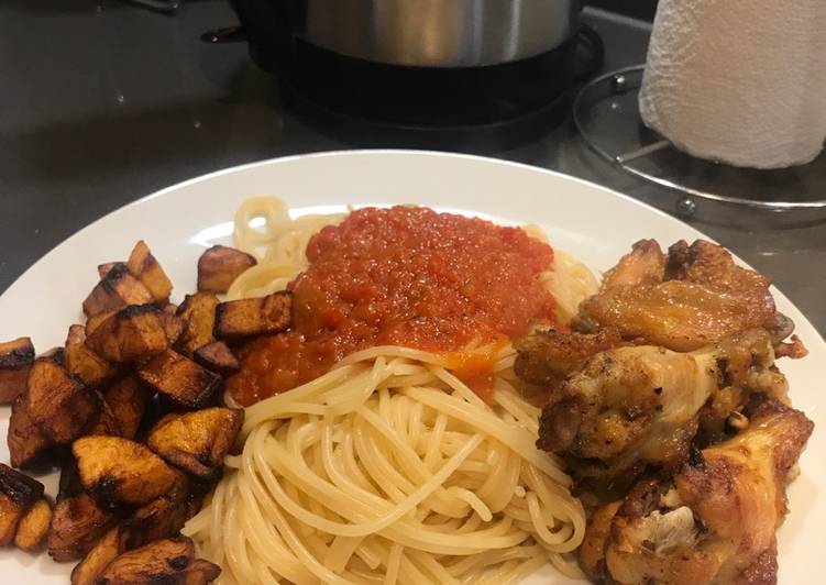 Spaghetti and fried pepper sauce with wings and plantain
