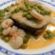 Merluza en salsa con guisantes y gambas