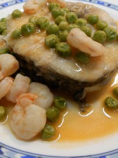 Una foto de Merluza en salsa con guisantes y gambas