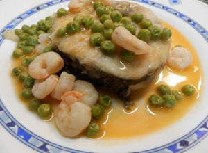 Foto principal de Merluza en salsa con guisantes y gambas