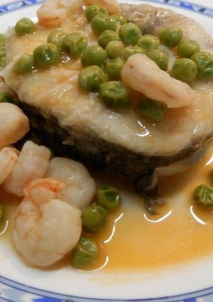 Foto principal de Merluza en salsa con guisantes y gambas