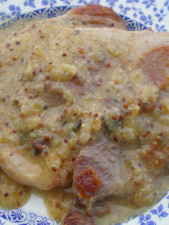 Una foto de Chuletas de cerdo con salsa de manzana y mostaza