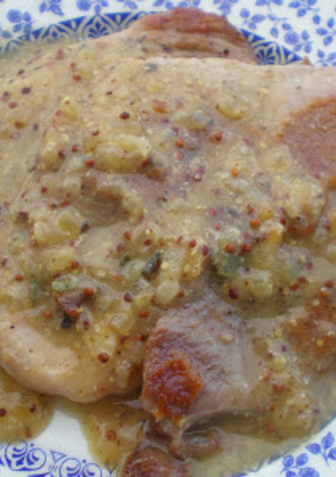 Una foto de Chuletas de cerdo con salsa de manzana y mostaza