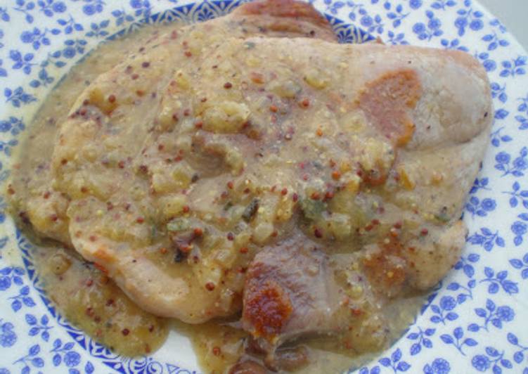 Chuletas de cerdo con salsa de manzana y mostaza