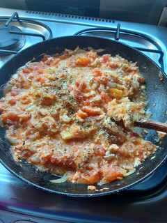 Una foto de Huevos con tomate y cebolla