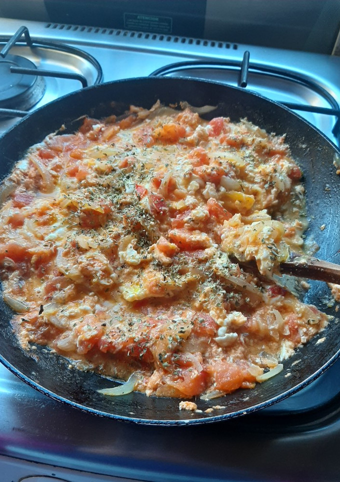 Una foto de Huevos con tomate y cebolla