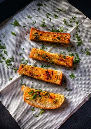 गार्लिक ब्रेड (Garlic Bread recipe in Hindi) रेसिपी मुख्य फोटो