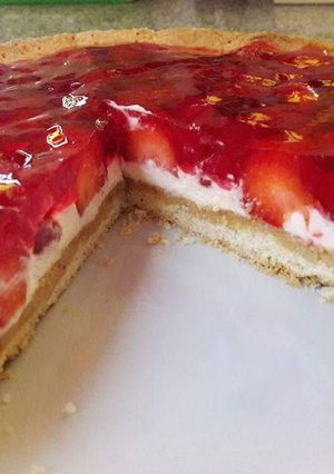 Una foto de Tarta de frutillaa con crema