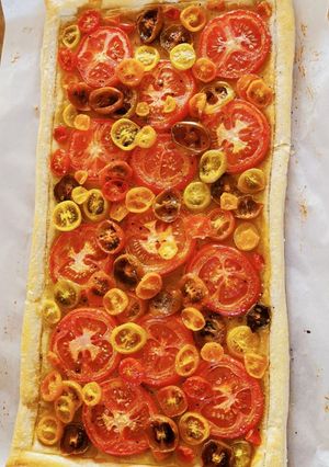 Una foto de Tarta simple de tomate y mostaza