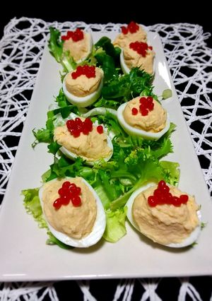 Una foto de Huevos rellenos de salmón ahumado y bacalao ahumado
